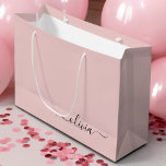 Blush Pink Black Modern Script Girl Monogram Name Große Geschenktüte<br><div class="desc">Schwarz und Rosa Einfache Script Name Geschenktasche. Das macht den perfekten 16 Geburtstag,  Hochzeit,  Brautparty,  Jubiläum,  Babydusche oder Junggeselinnen-Abschied Geschenktasche für jemanden,  der Lieben glamourösen Luxus und schicke Stile.</div>