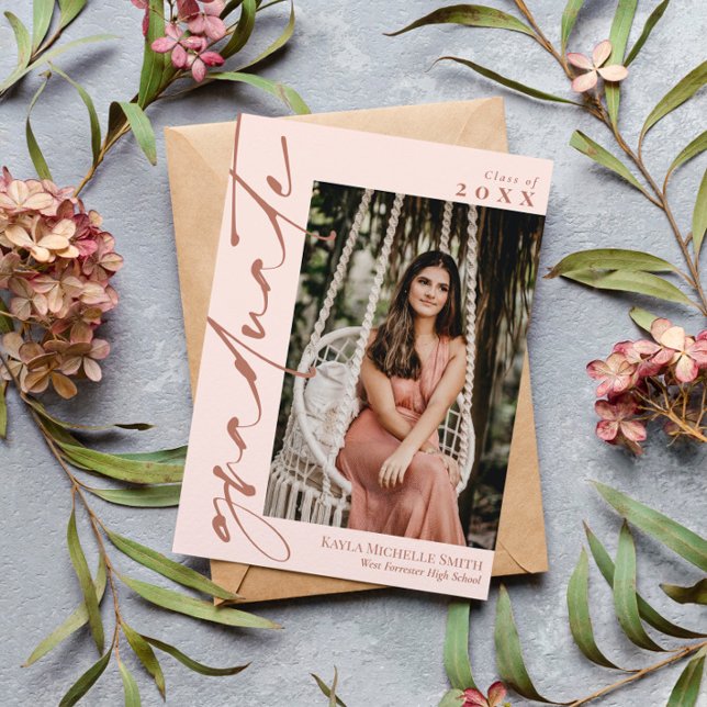 Blush Pink & Brass Calligraphy Foto Abschluss Einladung (Von Creator hochgeladen)