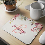 Blush Pink Burgundy Bloral Script Monogram Mousepad<br><div class="desc">Dieses elegante personalisierte Mauspad verfügt über ein Monogramm und einen Vornamen in modernen rosa und bordeauxfarbenen Schriften. Die Blume und die Grünflächen sind in Rosa und Bordeaux gehalten,  das Wasser ist in Rosa gehalten.</div>