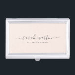 Blush Pink Elegant Handgeschriebene Skriptkalligra Visitenkarten Dose<br><div class="desc">Eleganter Visitenkartenkoffer mit der Unterschrift mit Swashes in grauer,  handgeschriebener Skriptkalligrafie und dem Titel auf einem rot-rosa Hintergrund. Dieses einfache und feminine Design ist ideal für Makeup-Künstler,  Haarstylistin,  Lashes,  Beauty / Nail Salon oder jede Frau im Besitz.</div>