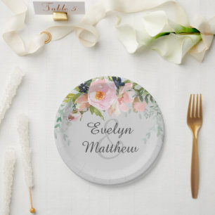 Blush Pink Floral Bouquet auf grauem Brautparty Pappteller