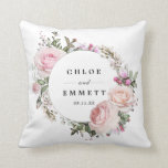Blush Pink Floral Bridal Wedding Kissen<br><div class="desc">Elegante und schicke rosa Blume schaffen einen schönen Kranz. Es gibt einen Rahmen für die Namen des Ehepaares und das Hochzeitstag. Die Neuvermählten werden mit dieser schönen Erinnerung ihres besonderen Tages Liebe finden. Dieses personalisierte Hochzeitskissen ist Teil der Herbstroten Kollektion. Es enthält viele Geschenkideen für die Neuvermählten, Brautparty oder als...</div>