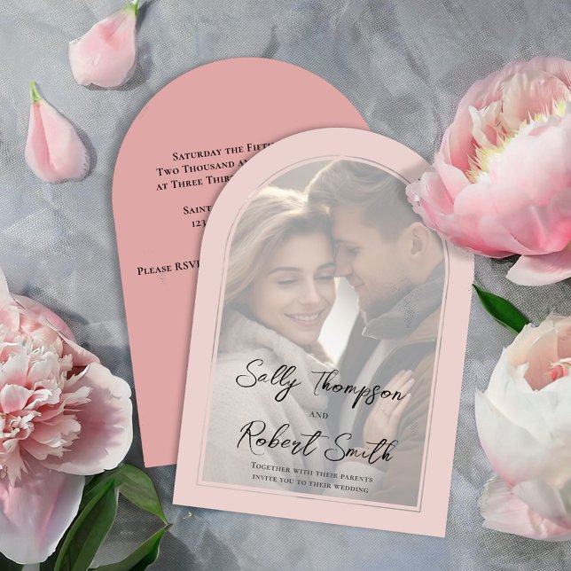 Blush Pink Foto Kalligrafie Script Hochzeit Einladung (Elegant blush pink arch photo wedding invitations.)