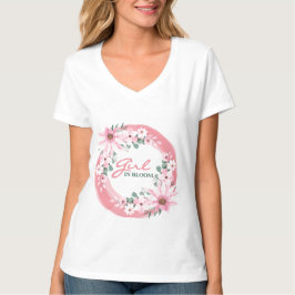 Blush Pink Girl in Blüte Kinderdusche T-Shirt