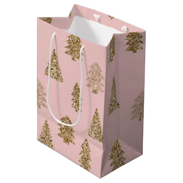 Blush Pink Gold Glitzer Glam Weihnachtsbaumen Mittlere Geschenktüte (Vorderseite Schrägansicht)