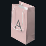 Blush Pink Grau Modernes Script Girly Monogram Nam Kleine Geschenktüte<br><div class="desc">Blush Pink und Gray Simple Script Monogram Name Gift Bag. Das macht den perfekten 16 Geburtstag,  Hochzeit,  Brautparty,  Jubiläum,  Babydusche oder Junggeselinnen-Abschied Geschenktasche für jemanden,  der Lieben glamourösen Luxus und schicke Stile.</div>