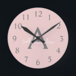Blush Pink Grau Modernes Script Girly Monogram Nam Runde Wanduhr<br><div class="desc">Blush Pink und Gray Simple Script Monogram Name Clock. Das macht den perfekten 16 Geburtstag,  Hochzeit,  Brautparty,  Jubiläum,  Babydusche oder Junggeselinnen-Abschied Geschenk für jemanden,  der Lieben glamourösen Luxus und schicke Stile.</div>