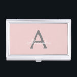 Blush Pink Grau Modernes Script Girly Monogram Nam Visitenkarten Dose<br><div class="desc">Blush Pink und Gray Simple Script Monogram Name Business Card Holder. Das macht den perfekten 16 Geburtstag,  Hochzeit,  Brautparty,  Jubiläum,  Babydusche oder Junggeselinnen-Abschied Geschenk für jemanden,  der Lieben glamourösen Luxus und schicke Stile.</div>