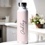 Blush Pink Handgeschriebener Text Elegant Trinkflasche<br><div class="desc">Blush Pink Elegant Water Flasche mit der Option, Namen mit schönen kalligraphischen Text hinzufügen. Mehr Produkte mit diesem Design sind in der folgenden Kollektion zu finden.</div>