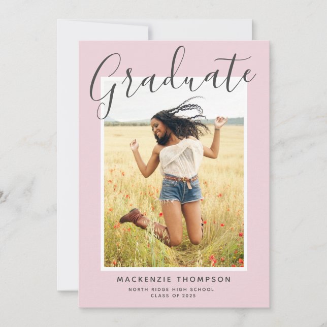 Blush Pink Moderne kalligraphische Graduierungspar Einladung (Vorderseite)