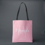 Blush Pink Modernes Drehbuch Personalisierte Bride Tasche<br><div class="desc">Fügen Sie Ihrer Hochzeit eine persönliche Touch mit personalisierten Brautmeistern Geschenktüte hinzu. Diese Tasche ist mit dem personalisierten Namen der Brautjungfrau in der modernen Schrift-Schriftart-Stil und Monogramm in hellrosa modernen Drehbuch-Schriftart-Stil als Hintergrund mit Titel und Hochzeitdatum in weiß modernen sans serif Schriftart Stil auf rot rosa Hintergrund. Auch perfekt für...</div>