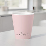 Blush Pink Modernes Script Name Girl Monogram Milchtasse<br><div class="desc">Schwarz und rot Rosa Einfache Script Monogram Name Latte Coffee Cup Tasse. Das macht den perfekten 16 Geburtstag,  Hochzeit,  Brautparty,  Jubiläum,  Babydusche oder Junggeselinnen-Abschied Geschenk für jemanden,  der Lieben glamourösen Luxus und schicke Stile.</div>