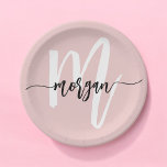 Blush Pink Modernes Script Name Girl Monogram Pappteller<br><div class="desc">Fügen Sie Ihrer Veranstaltung eine Touch Eleganz hinzu mit unseren rosafarbenen, modernen Script Girly Monogram Name Paper Tellern. Diese stilvollen Teller sind mit einem weichen, rosa Hintergrund und einem schicken, modernen Drehbuch ausgestattet, das Ihre personalisierte Monografie oder Ihren Namen zeigt und so ein individuelles Aussehen für jeden Anlass schafft. Sie...</div>