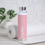 Blush Pink Personalisiert Wedding Bridesmaid Trinkflasche<br><div class="desc">Geben Sie Ihrer Hochzeitsjury oder Ihrer Trauzeugin diese trendige, vakuumgekühlte Wasserflasche, die ihren Namen in weißem, stilisiertem Schriftbild auf einem rot-rosa Farbhintergrund trägt, der zu Ihrem Hochzeitsfarbenschema passt. Stellen Sie die Flasche nach Belieben durch Bearbeiten und Ersetzen des Namens durch Ihren eigenen Namen ein. Wählen Sie Ihre Wasserflasche.</div>