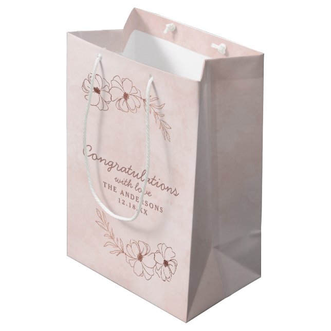 Blush Pink & Rose Gold Herzlichen Glückwunsch Hoch Mittlere Geschenktüte (Vorderseite Schrägansicht)