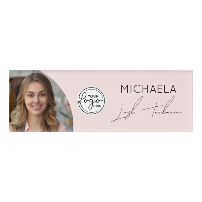 Blush Pink Script Logo Photo Lashes Technician Namenschild (Vorderseite)