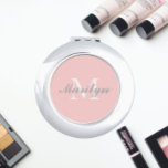 Blush Pink Stilisierte Hochzeitsmonographie Taschenspiegel<br><div class="desc">Ein personalisierter Kompaktspiegel für Ihre Hochzeitsjubiläumsjury oder Ihre Trauzeugin,  die ihren ersten Namen auf einem trendigen,  rot-rosa Hintergrund hat. Bearbeiten,  um Initial und Namen zu ersetzen. Wählen Sie Ihren kompakten Spiegelstil aus. Erhältlich in vielen beliebten Hochzeitsfarben.</div>