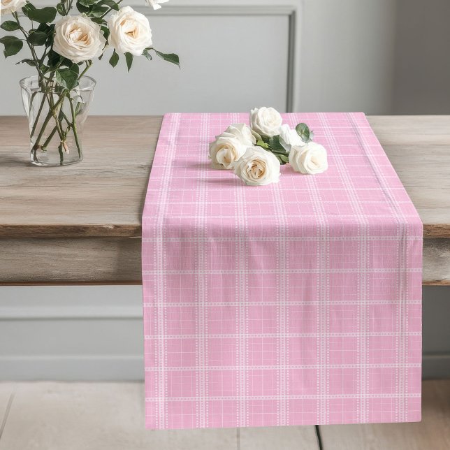 Blush Pink Tartan Runner Modernes Dinner Table Set Großer Tischläufer (Blush Pink Tartan Runner Modern Dining Table Setup)