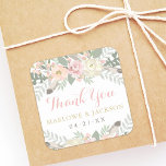 Blush Pink und Gold Floral Boho Hochzeit Vielen Da Quadratischer Aufkleber<br><div class="desc">Der Aufkleber im Boho-Stil zeigt Dankeschön in der Schrift mit einem Monogramm,  das personalisiert sein kann,  gerahmt mit romantischen Frühlingsblumen,  botanischen Blätter und rustikalen Vogelfedern-Akzenten. Die sanften Farbtöne sind in Rosa,  Pfirsich,  Creme,  Grün,  Grau und Gold gehalten. Ideal für einen Frühlings- oder Sommeraufenthalt.</div>