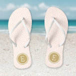 Blush Pink und Gold Monogram Flip Flops<br><div class="desc">Maßgeschneiderte,  bedruckte Flop-Sandalen mit einem stilvollen,  modernen griechischen Schlüsselmuster und einem eigenen Monogramm oder einem anderen Text in einem Kreisrahmen. Klicken Sie auf Anpassen,  um Schriftart und Farben zu ändern oder eigene Bilder hinzuzufügen,  um ein einzigartiges Design zu erstellen!</div>