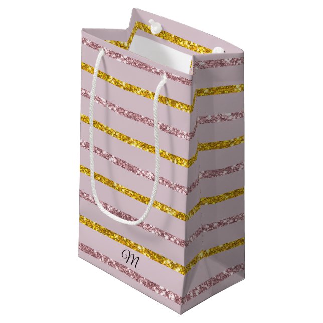 Blush Pink und Gold Monogram-Geschenktasche Kleine Geschenktüte (Vorderseite Schrägansicht)