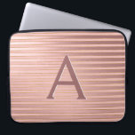 Blush Pink und Gold Streifen Monogram Girl Laptopschutzhülle<br><div class="desc">Rosa Rosa und Imitate Gold Foil Streifen Elegante Monogramm Gehäuse. Dieser Fall kann so angepasst werden,  dass er Ihren Anfangs- und Vornamen enthält.</div>
