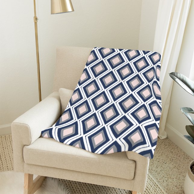 Blush Pink und Navy Diamond Ikat Muster Fleecedecke (Von Creator hochgeladen)