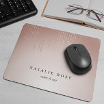 Blush Rain Personalisiert Mousepad<br><div class="desc">Chic personalisiertes Mousepad zeigt Ihren Namen, Ihren Firmennamen oder die Wahl eines benutzerdefinierten Textes in klassischer schwarzer Schrift auf einem rot-rosa Ober-Hintergrund mit Streifen von Imitaten Rose goldgeflochtenen Folienlinien.</div>