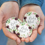 Blush Romance Bridesmaid Button<br><div class="desc">Identifizieren Sie die Hauptakteure in Ihrem Brautparty mit unseren eleganten,  süß-schicken Blumenknöpfen. Button ist mit einem blütenrosa und bordeauxfarbenen Marsala-Blumenkranz ausgestattet,  der in handgeschriebenem Skript mit "Bridesmaid" versehen ist.</div>