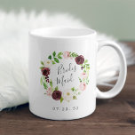 Blush Romance Bridesmaid Kaffeetasse<br><div class="desc">Die Tasse ist ein Geschenk für Ihr Brautparty, mit einem blauen, rosa und bordeauxfarbenen Blumenkranz mit einer in handgeschriebenen Schrift eingeschriebenen "Brautjungfrau". Personalisieren Sie sich mit Ihrem Hochzeitsdatum unten. Entworfen, um unsere Blush Romance Kollektion zu ergänzen.</div>