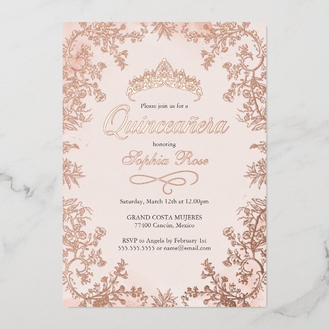 Blush Rose Goldkrone Bläserquinceanera Folieneinladung (Vorderseite)