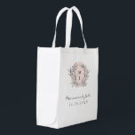 Blush Rustic Monogram Wreath Wedding Danke Bag Wiederverwendbare Einkaufstasche<br><div class="desc">Ideal für eine rustikale Scheunenhochzeit mit moderner Drehung,  ist diese wiederverwendbare Einkaufstasche der ideale Weg,  um sich bei den Gästen aus der Stadt für Ihre Hochzeitsfeier zu bedanken. Ein von Hand gezeichnet Kranz von Ästen und das Monogramm des Paares mit moderner und eleganter Typografie kann völlig personalisiert sein.</div>