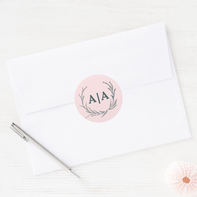 Blush & Slate Gray Subtle Floral Monogram Runder Aufkleber (Umschlag)