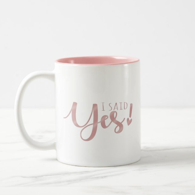 Blushing Bride Modern Lettering Pink Hearts Custom Zweifarbige Tasse (Links)