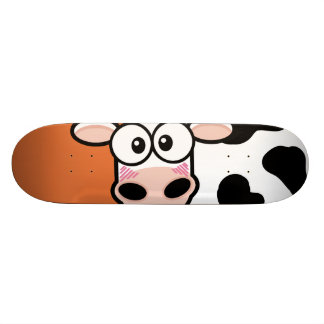 Blushing Kuh auf Orange Skateboard