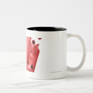 Blut, das eine Arterie durchfließt Zweifarbige Tasse