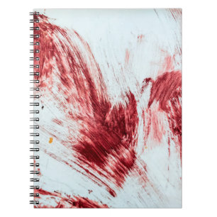 Blut und blutige Spuren in der alten Badewanne. Ha Notizblock