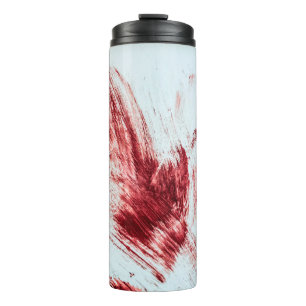 Blut und blutige Spuren in der alten Badewanne. Ha Thermosbecher