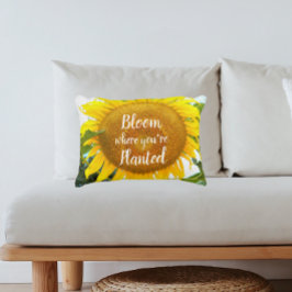 Blüte dort, wo man Sonnenblumen gepflanzt hat Dekokissen