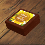 Blüte, wo man gelbe Sonnenblumen gepflanzt hat Erinnerungskiste<br><div class="desc">In dieser Schmuckbox aus Holz mit Keramik-Kachel,  die das Foto einer großen,  gelben Sonnenblume zeigt,  und einem inspirierend Zitat,  das lautet: "Blühen,  wo du gepflanzt bist" in weißer,  stilisierter Schrift. Ein schönes,  blumengeschmücktes Design! Wählen Sie Ihre Geschenkboxen und Farbe.</div>