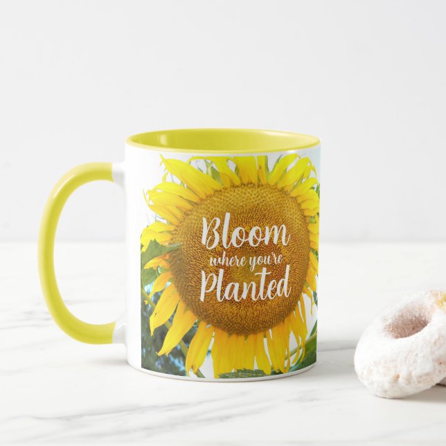 Blüte, wo man gelbe Sonnenblumen gepflanzt hat Tasse (Mit Donut)