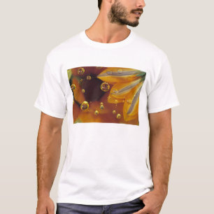 Blüten auf einer reflektierenden Mylar-Oberfläche T-Shirt