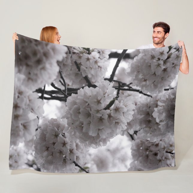 Blüten aus Schwarz und Weiß Fleecedecke (Beispiel)