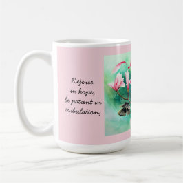 Blüten mit Schmetterlingen, mit Verse Römern 12:12 Kaffeetasse