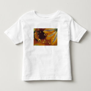 Blütenblätter auf reflektierender Mylar-Oberfläche Kleinkind T-shirt