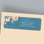 Blütenblau elegante Hochzeitsfeier Rücksendeadress<br><div class="desc">Rustikales,  schicke Hochzeitspaar personalisierte Rücksendeadressen-Aufkleber mit einem Pfirsich und blütigen Rose mit Blumenstrauß mit grünen Blätter und Blättern auf einem staubigen,  blauen Kalkboard-Hintergrund.</div>