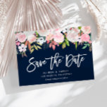 Blütenblau, rot, Save the Date Postkarte<br><div class="desc">Ein trendiges und modernes Skriptdesign mit rosa,  blaue Aquarellfarben-Blume. Die Funktionen auf dieser Karte können personalisiert sein.</div>
