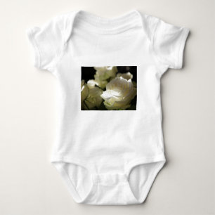 Blütenblüten der Weißen Rose Destinative Gardens Baby Strampler