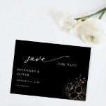 Blütengoldverkleidung Save the Date - Schwarz<br><div class="desc">Einfach und schick ist dieses Schwarze Save the Date mit goldgeflochtenen handgezeichneten Blumen atemberaubend. Sie brauchen sich keine Sorgen um die passenden Farben zu machen. Save the Date geht es um jedes Thema oder jede Farbpalette. Hochzeit im Herbst, Sommer, Frühling oder Wintersaison. Maßgeschneiderte Qualität ohne Sonderpreis, diese Einladung wird auf...</div>