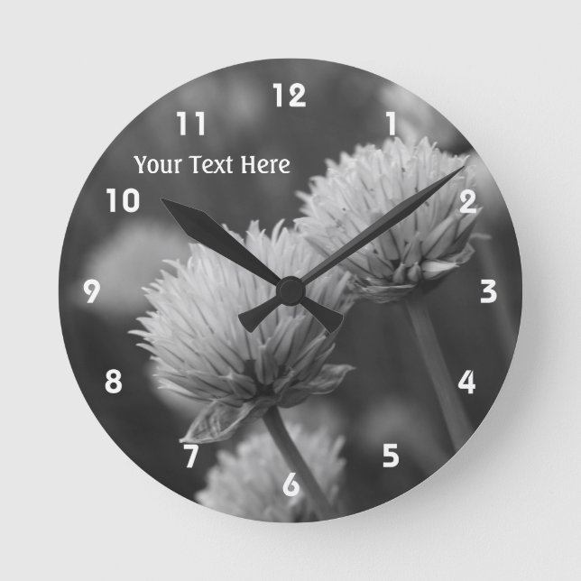 Blütenkalben in Schwarz und Weiß Runde Wanduhr (Vorderseite)